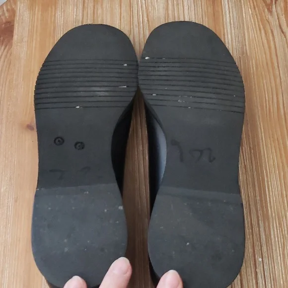 SALVATORE FERRAGAMO Classic Vara Black/Black Patent Bow Pump - Picture 11 of 12